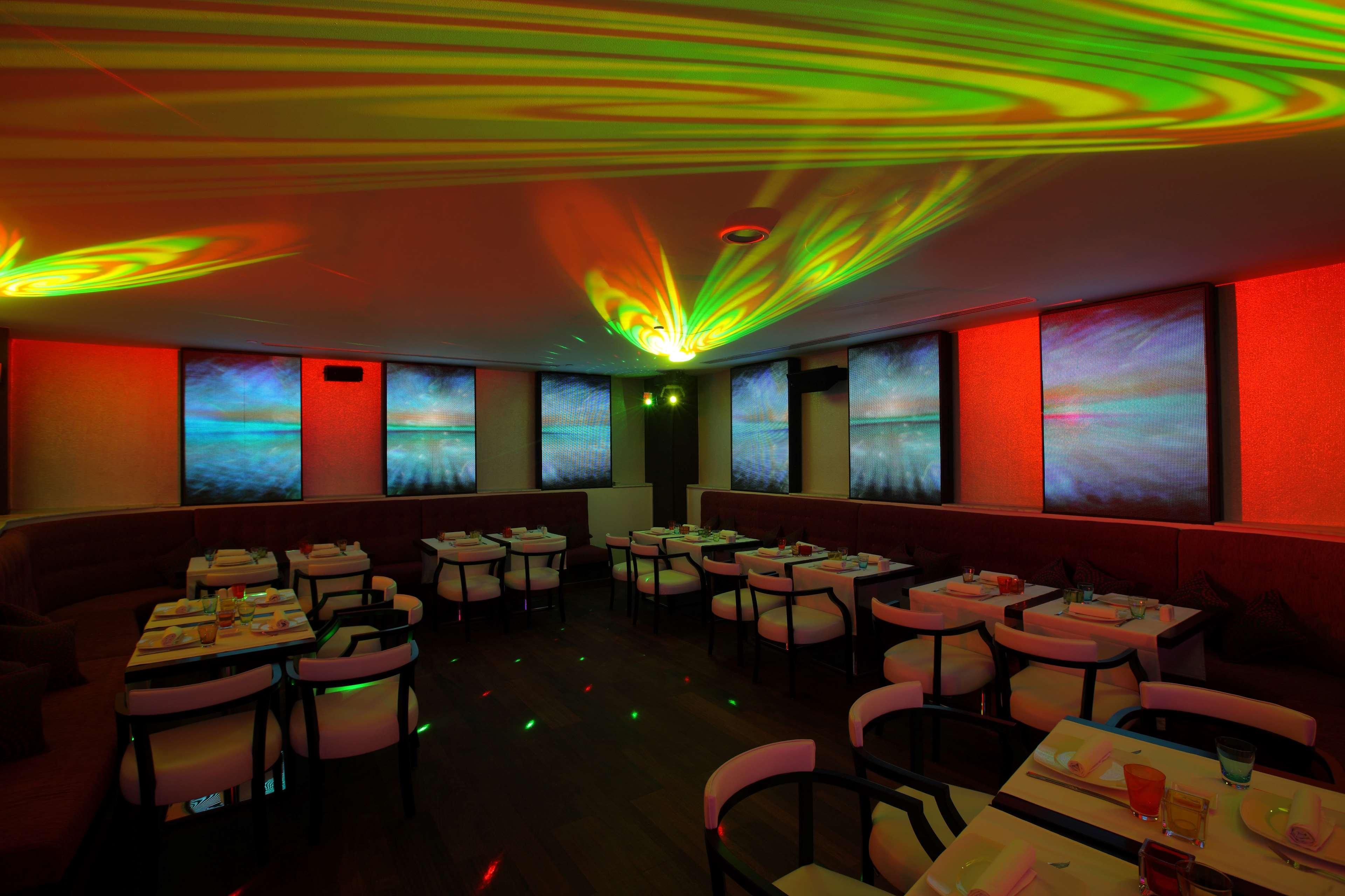 Hilton Alexandria Corniche Hotel Exterior foto Laser light show at a restaurant