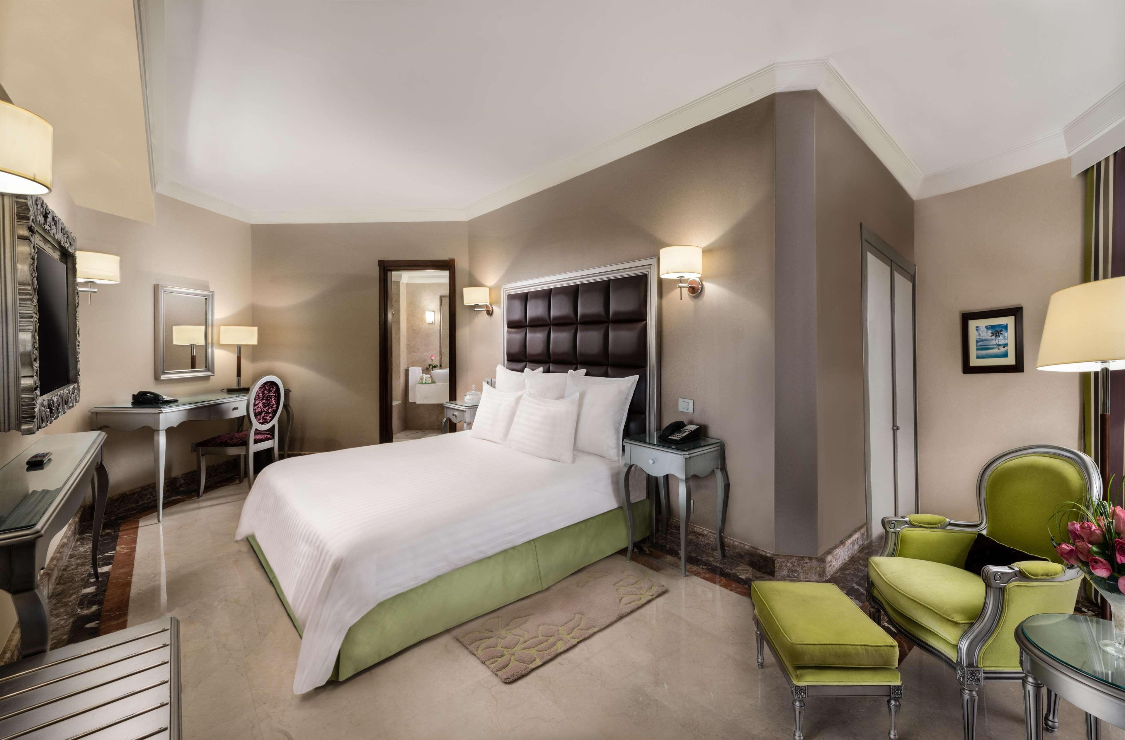 Hilton Alexandria Corniche Hotel Exterior foto A room at the hotel