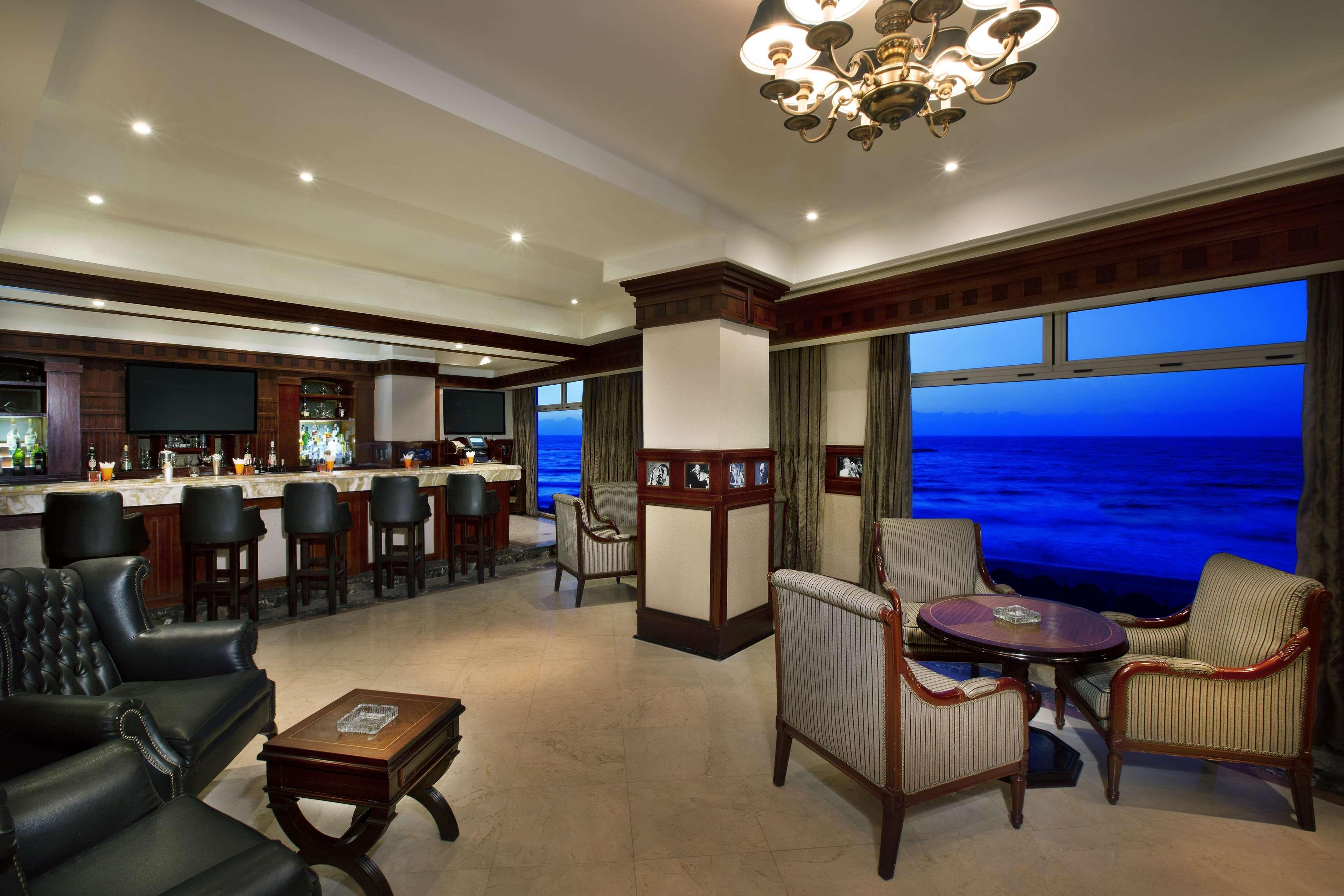 Hilton Alexandria Corniche Hotel Exterior foto The Club Lounge at the airport