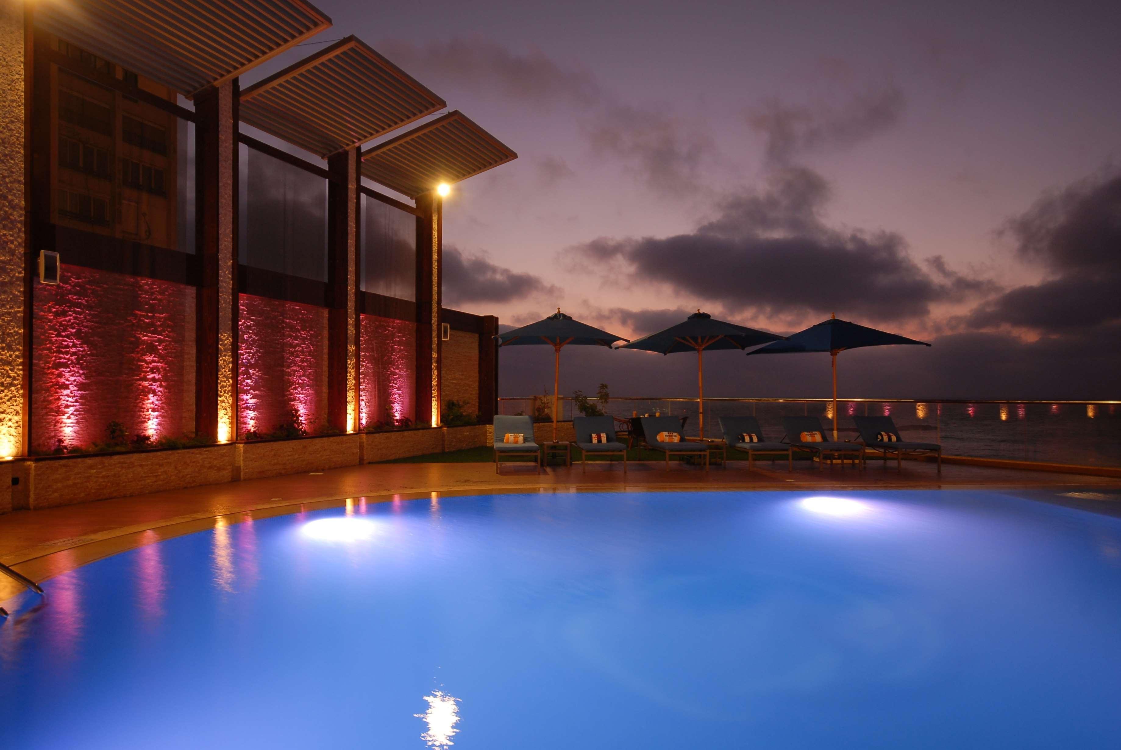 Hilton Alexandria Corniche Hotel Facilidades foto The pool at the rooftop bar
