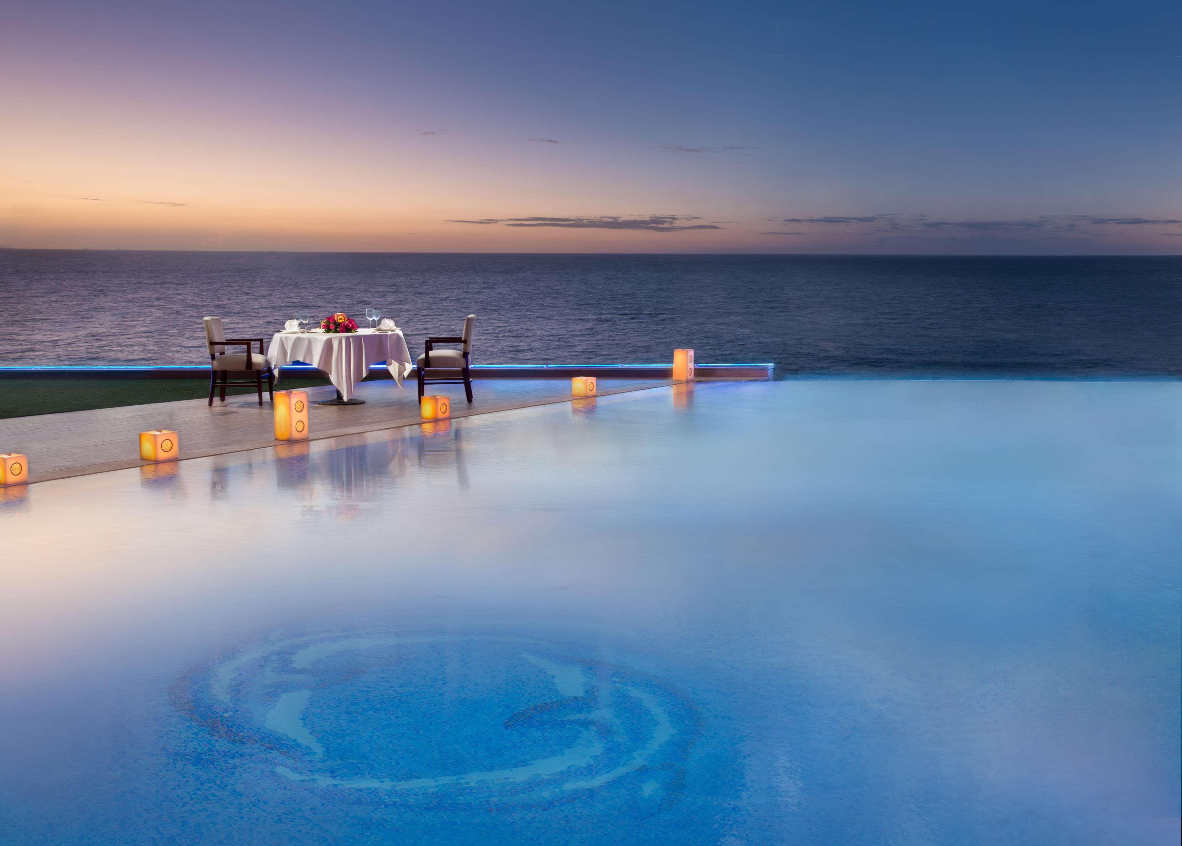 Hilton Alexandria Corniche Hotel Exterior foto Infinity pool at the Kempinski Hotel, Soma Bay, Red Sea, Egypt