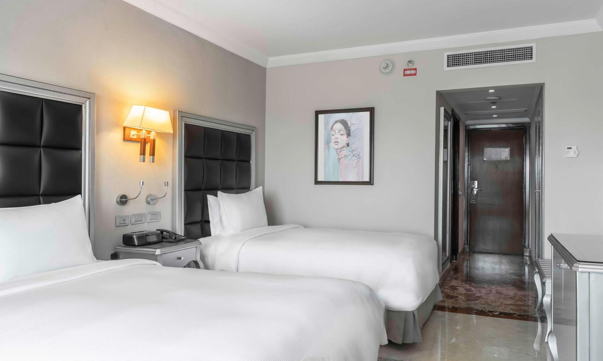 Hilton Alexandria Corniche Hotel Exterior foto A room at the hotel