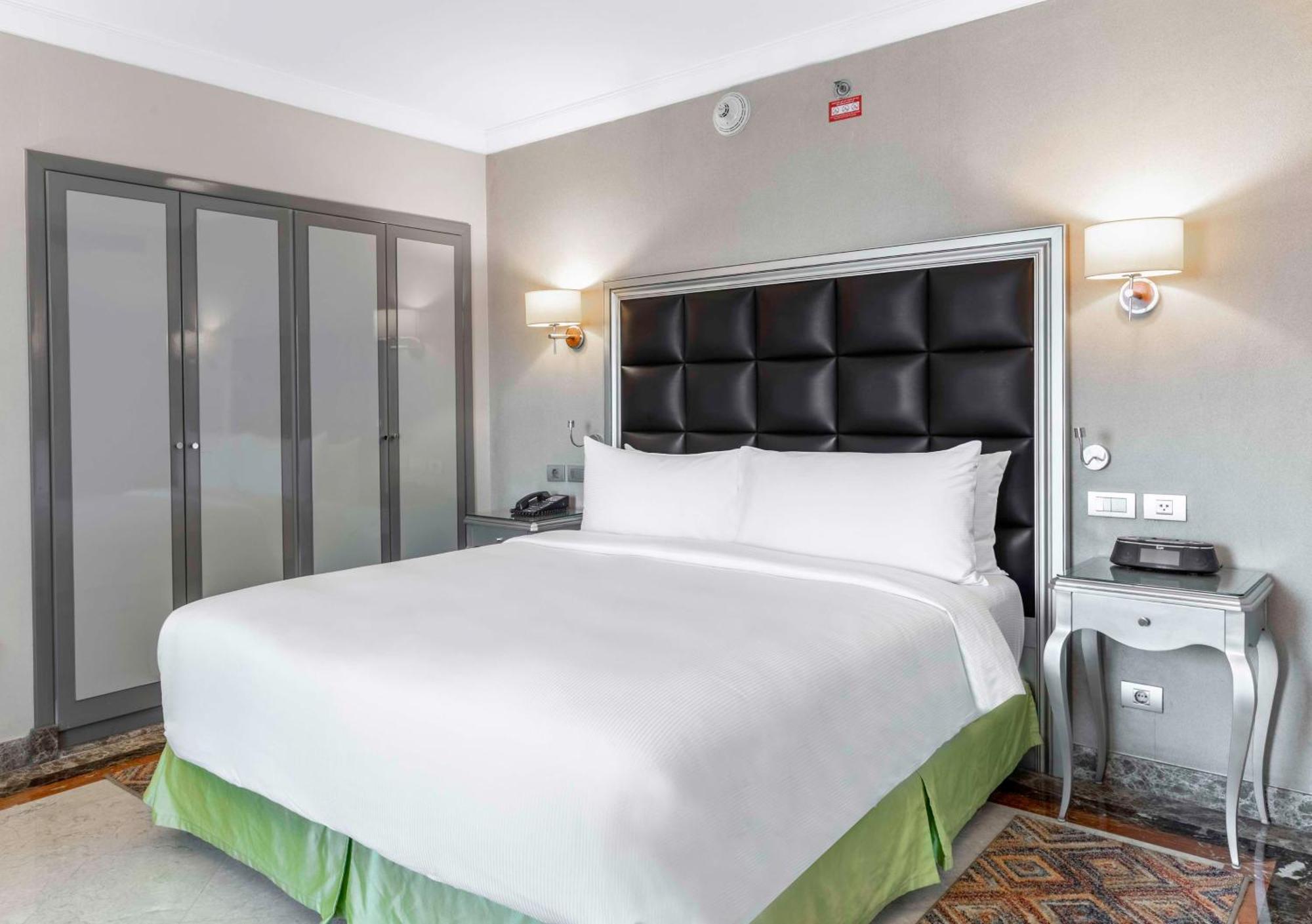 Hilton Alexandria Corniche Hotel Exterior foto A bedroom at the hotel