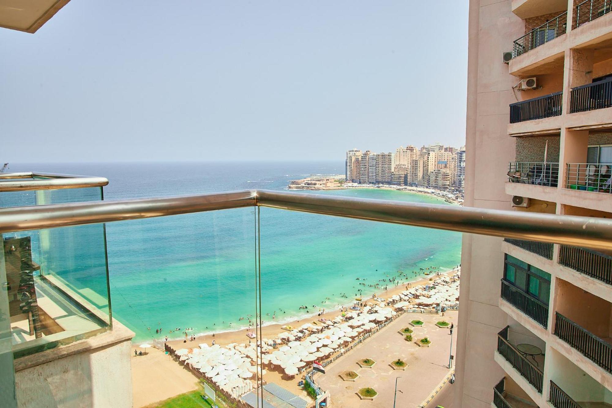 Hilton Alexandria Corniche Hotel Exterior foto View of the Mediterranean from the balcony of a residential building in Alexandria, Egypt