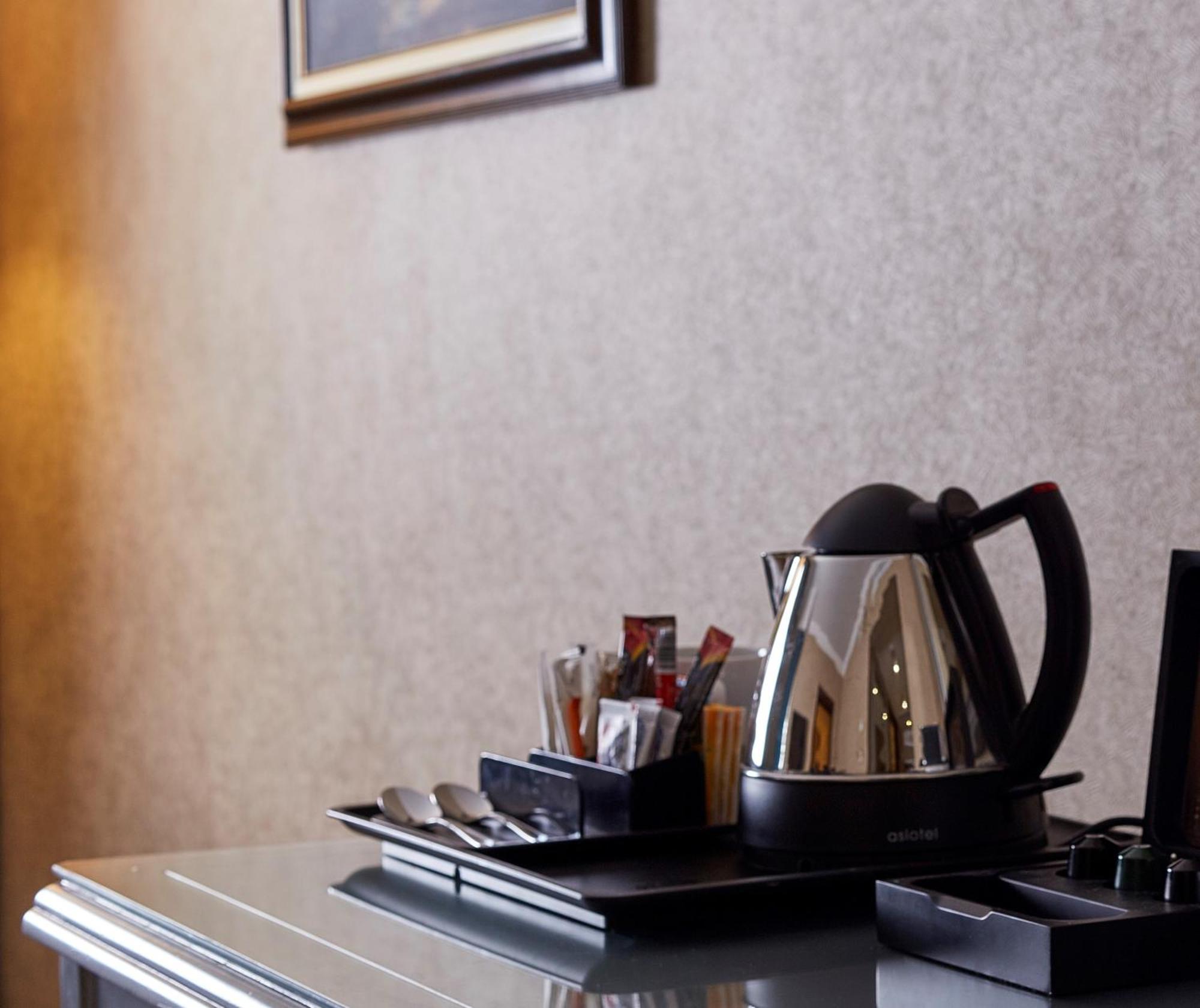 Hilton Alexandria Corniche Hotel Exterior foto A kettle with a selection of tea and coffee sachets