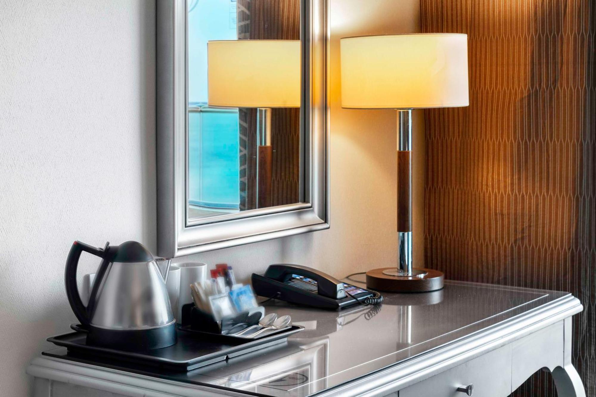 Hilton Alexandria Corniche Hotel Exterior foto A kettle in a hotel room