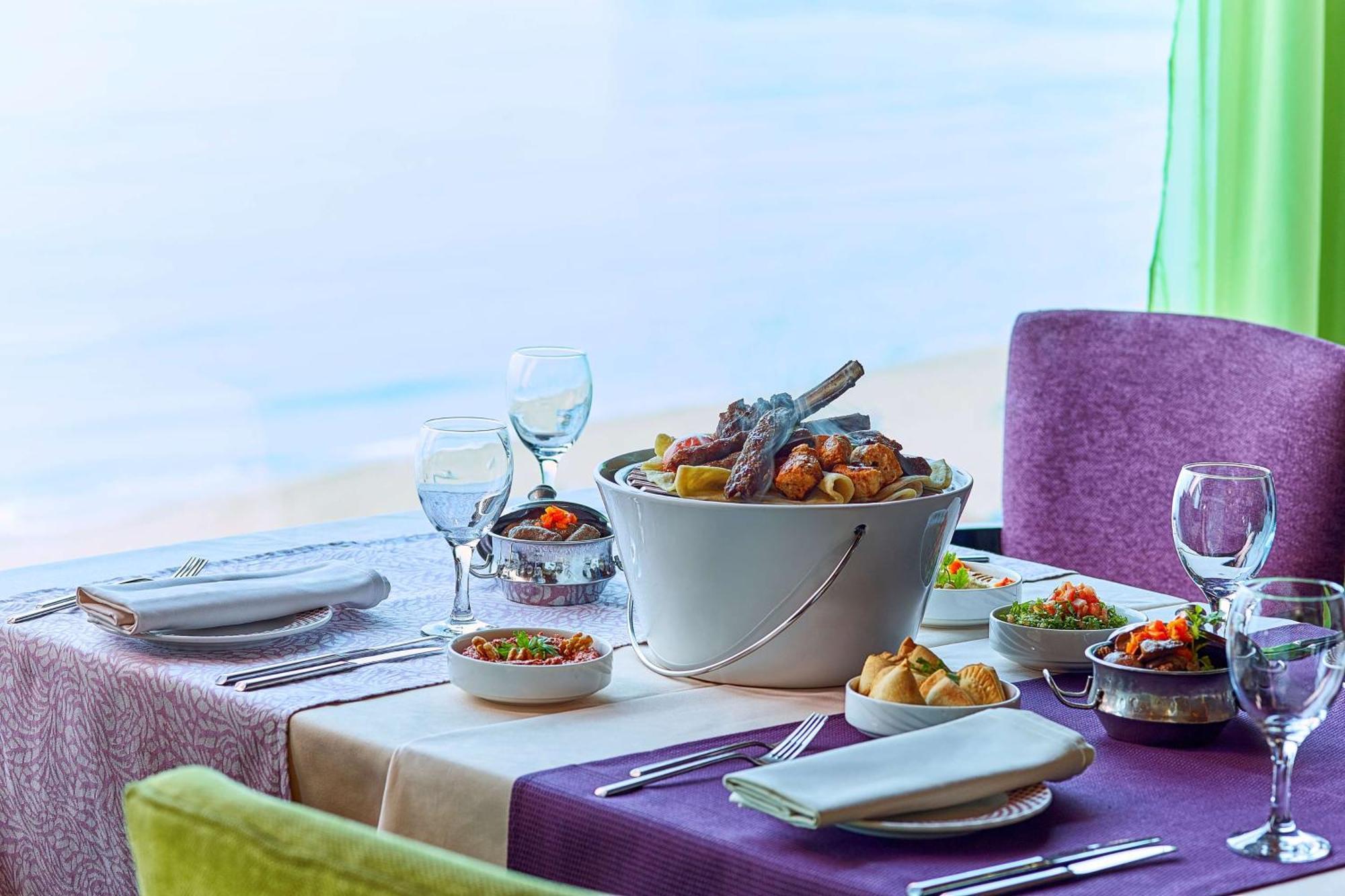 Hilton Alexandria Corniche Hotel Exterior foto A table set for dinner