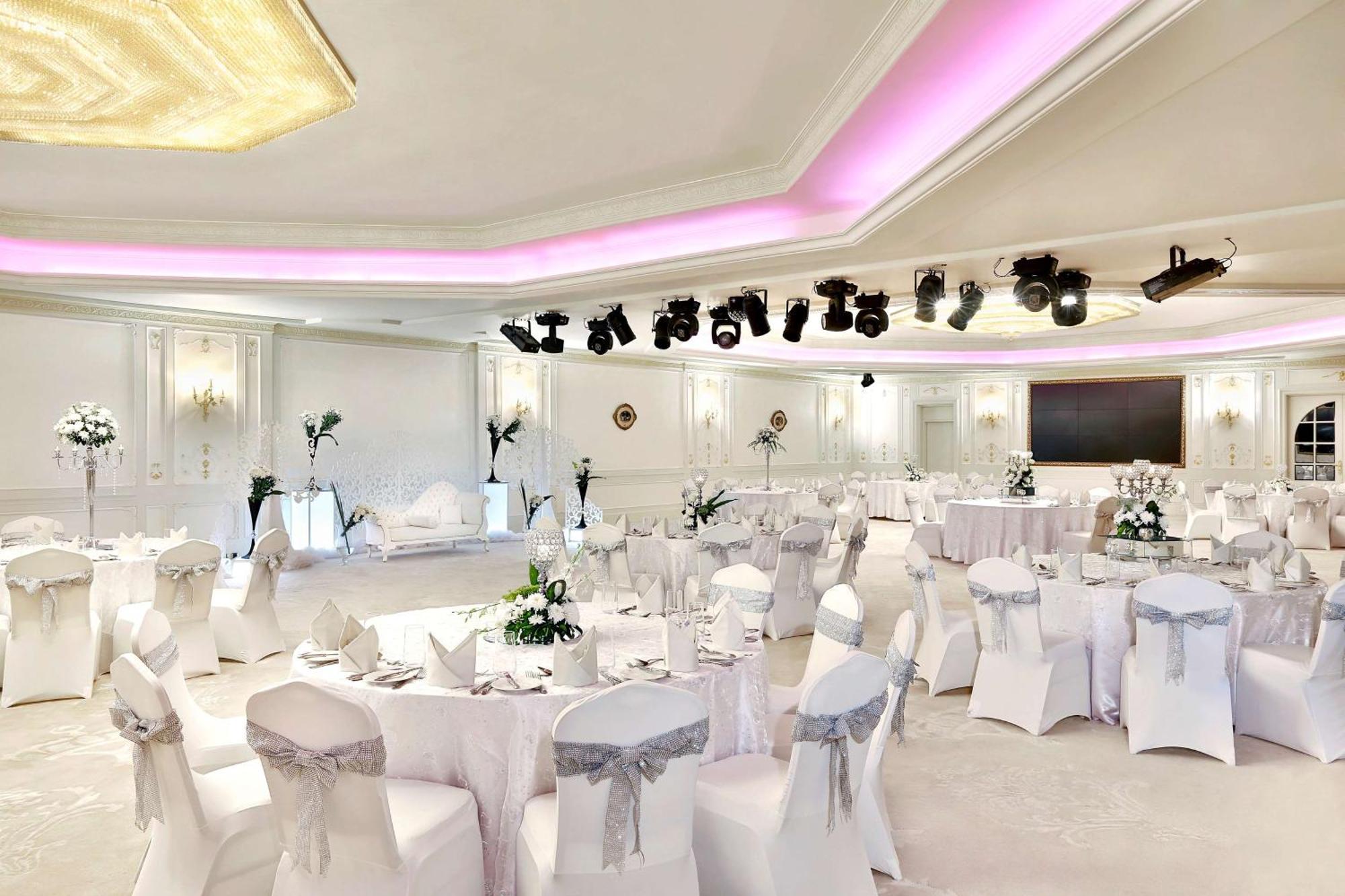Hilton Alexandria Corniche Hotel Exterior foto A wedding reception
