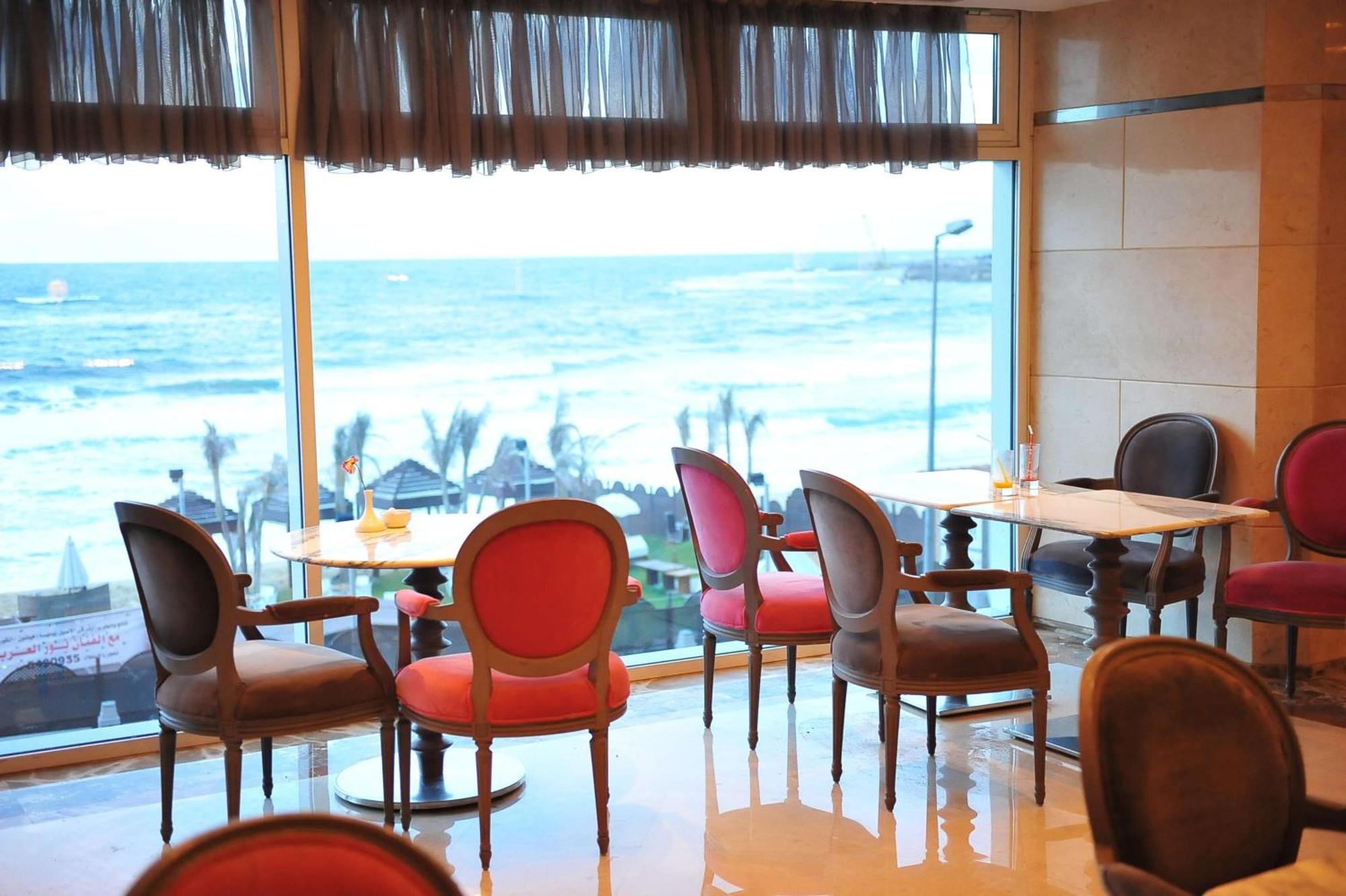Hilton Alexandria Corniche Hotel Exterior foto The lounge at the airport