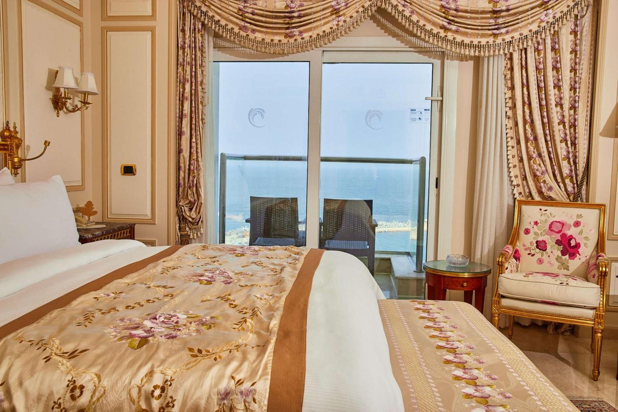 Hilton Alexandria Corniche Hotel Exterior foto A bedroom in the hotel