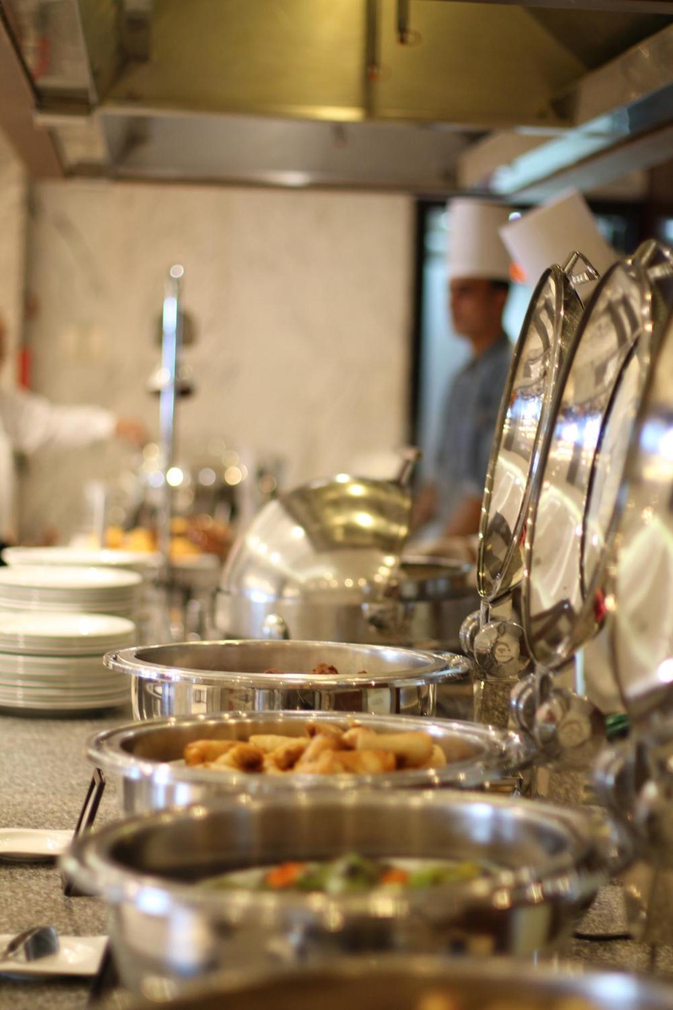 Hilton Alexandria Corniche Hotel Exterior foto A chafing dish