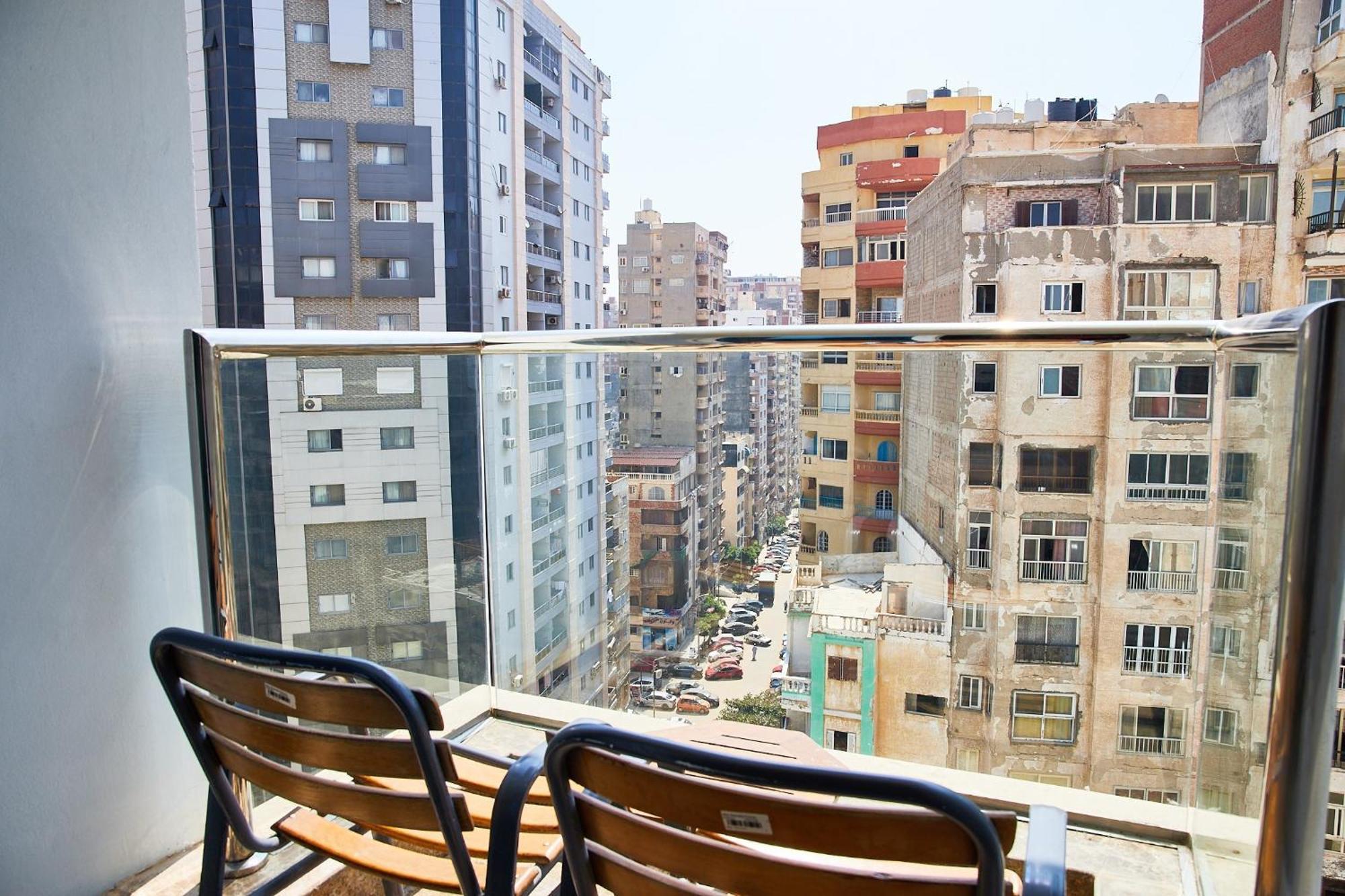 Hilton Alexandria Corniche Hotel Exterior foto A balcony in Cairo, Egypt