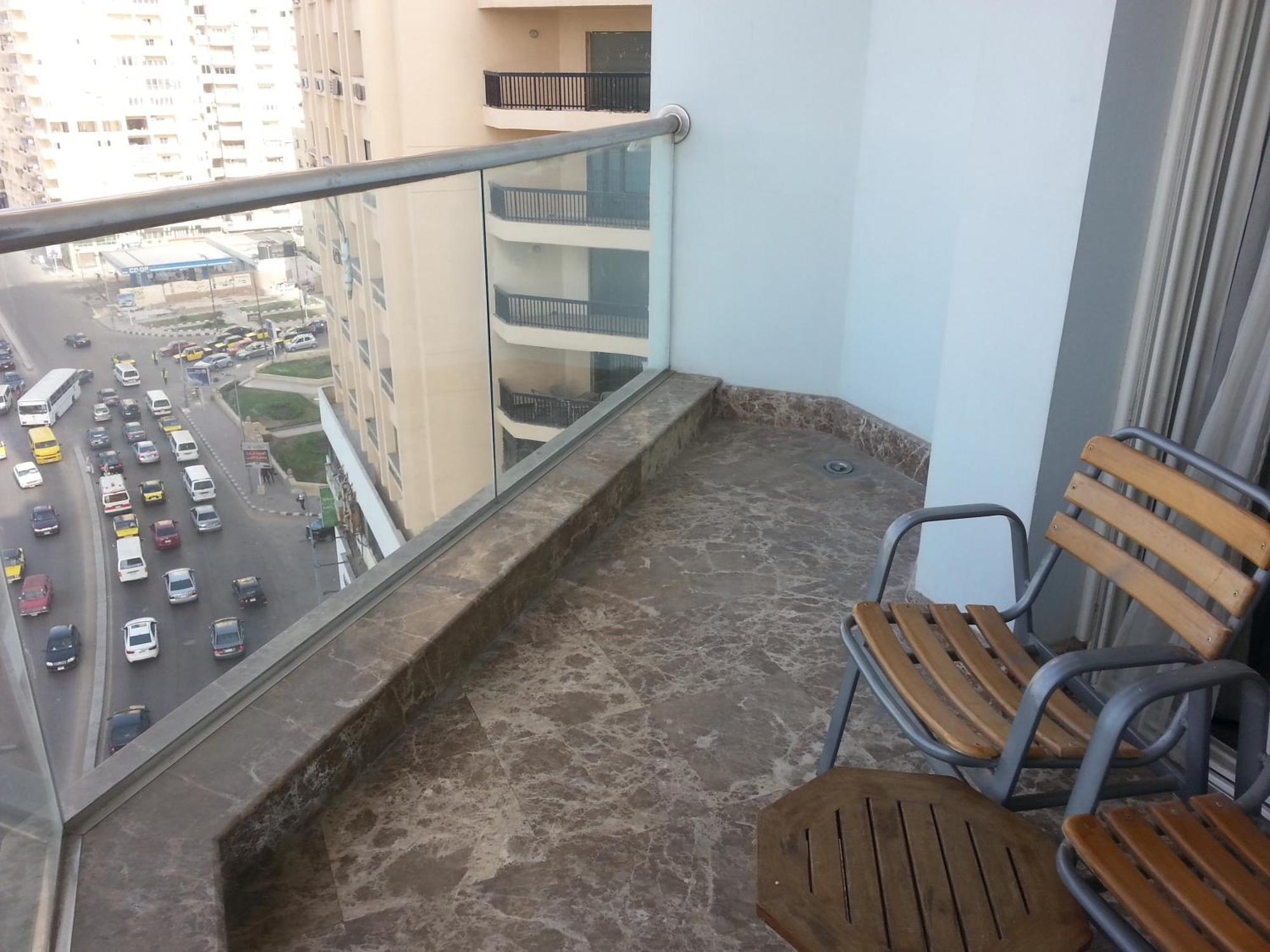 Hilton Alexandria Corniche Hotel Exterior foto A balcony in a residential building in Cairo, Egypt