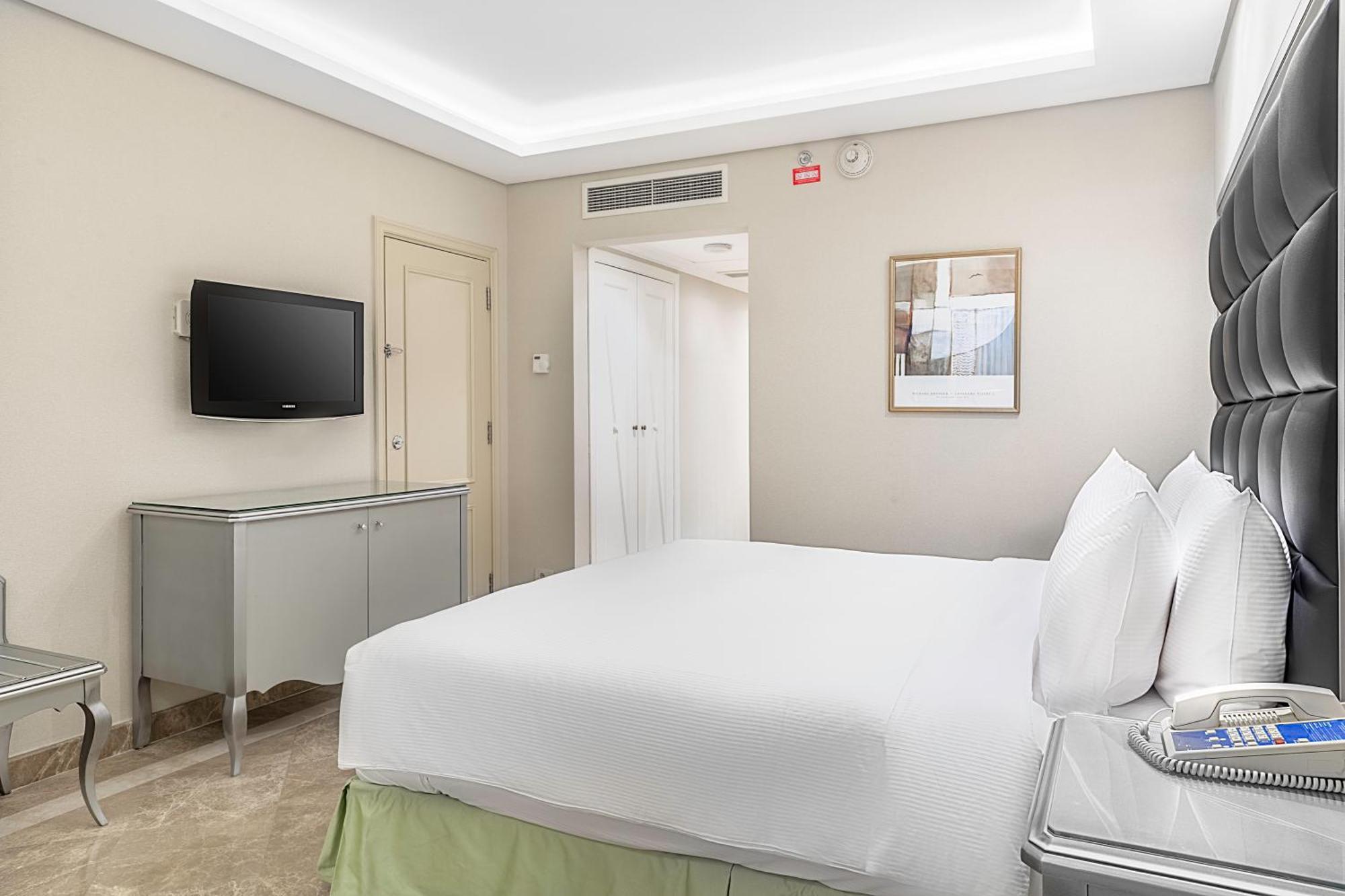 Hilton Alexandria Corniche Hotel Exterior foto A bedroom at the hotel